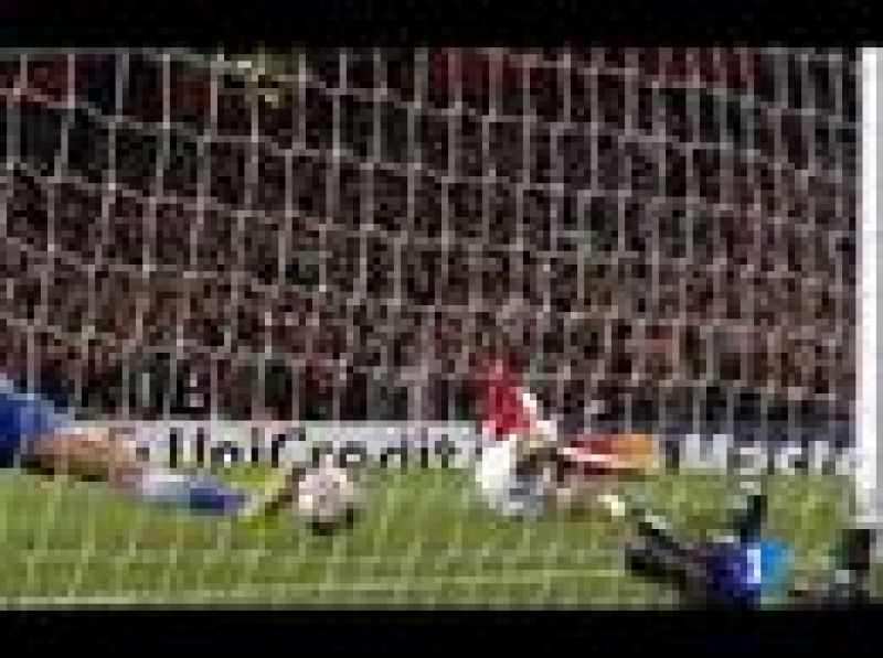 El centrocampista marfileño del Arsenal remata una jugada al contraataque conducida por un genial Arshavin, convirtiendo un gol más para los gunners.