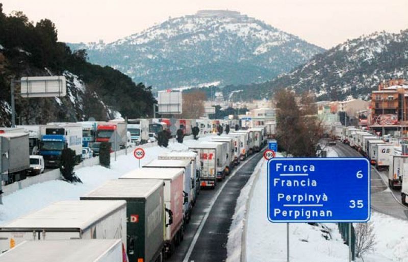 Aunque poco a poco recupera la normalidad, todavía queda mucha nieve y sobre todo mucho hielo en las calles.