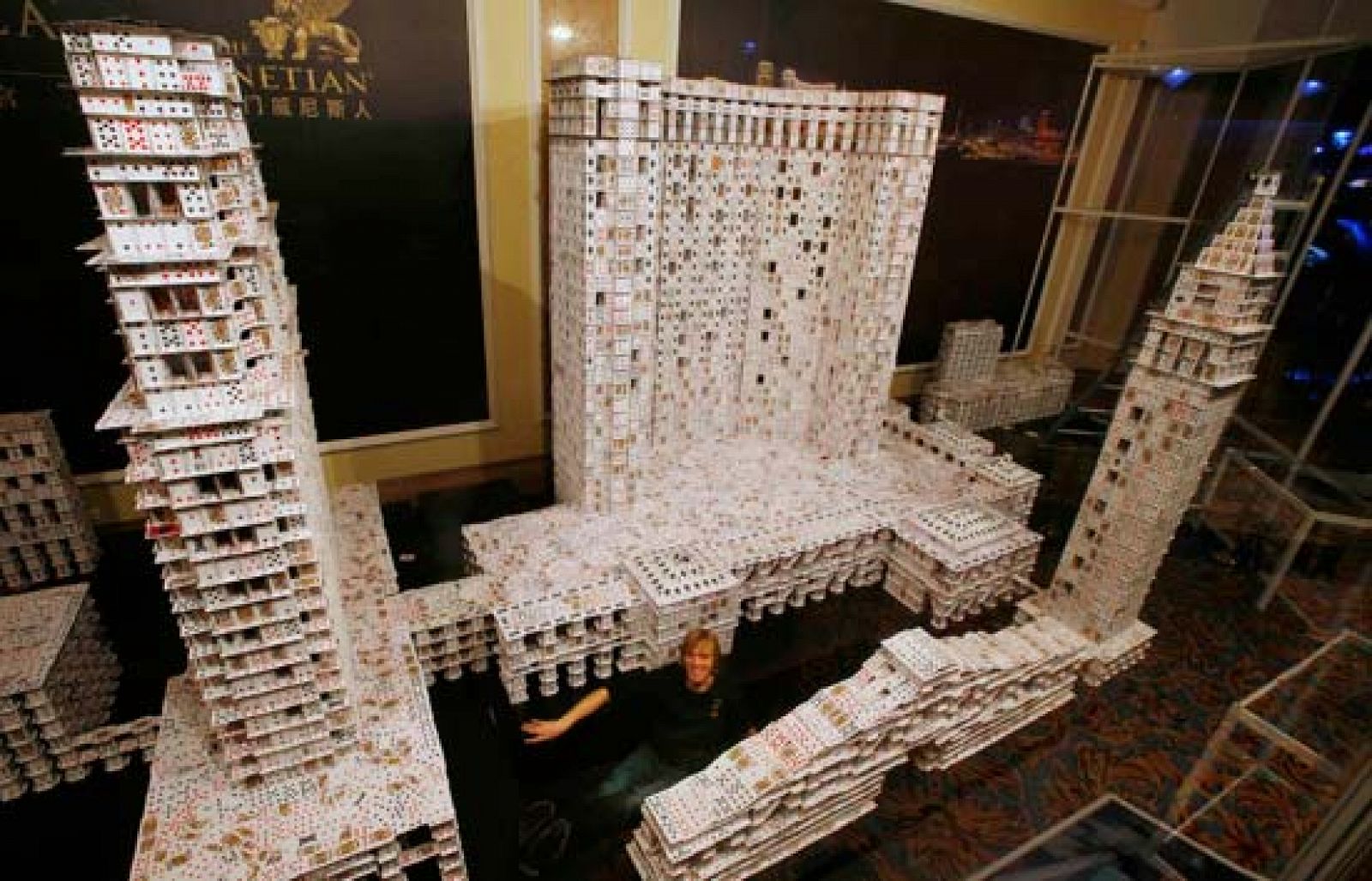 El americano Bryan Berg levanta el castillo de naipes más grande jamás construído | Ver