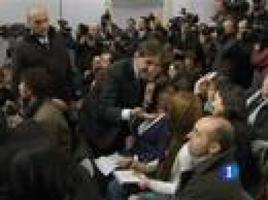  - Tensa comparecencia de Berlusconi