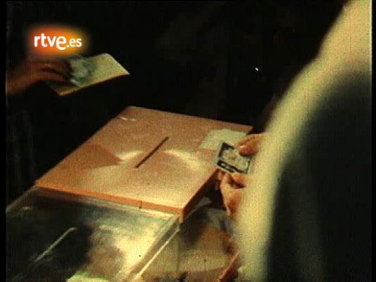 Fue noticia en el Archivo de RTVE - Suárez vota en elecciones de 1977