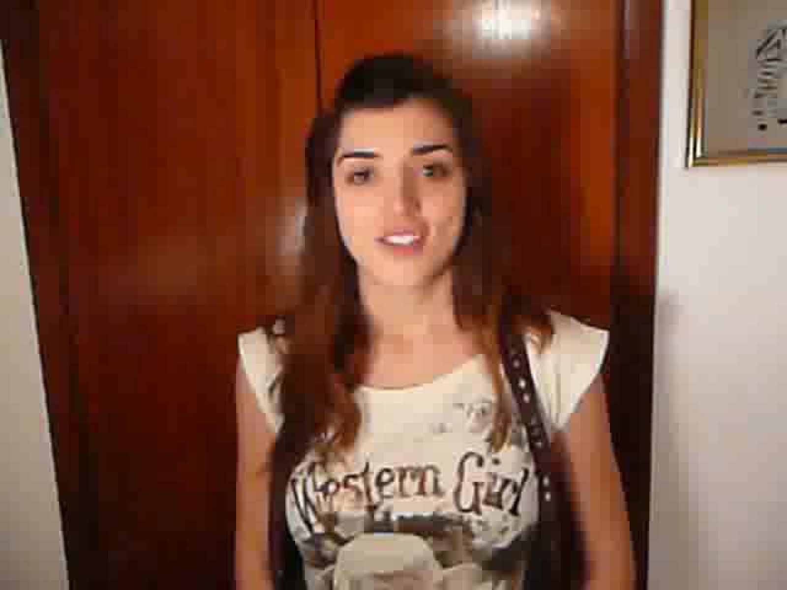 Clara María Ruiz Marín (Montequinto, Sevilla) ha estudiado interpretación, canto y, además, se "defiende" bailando. 