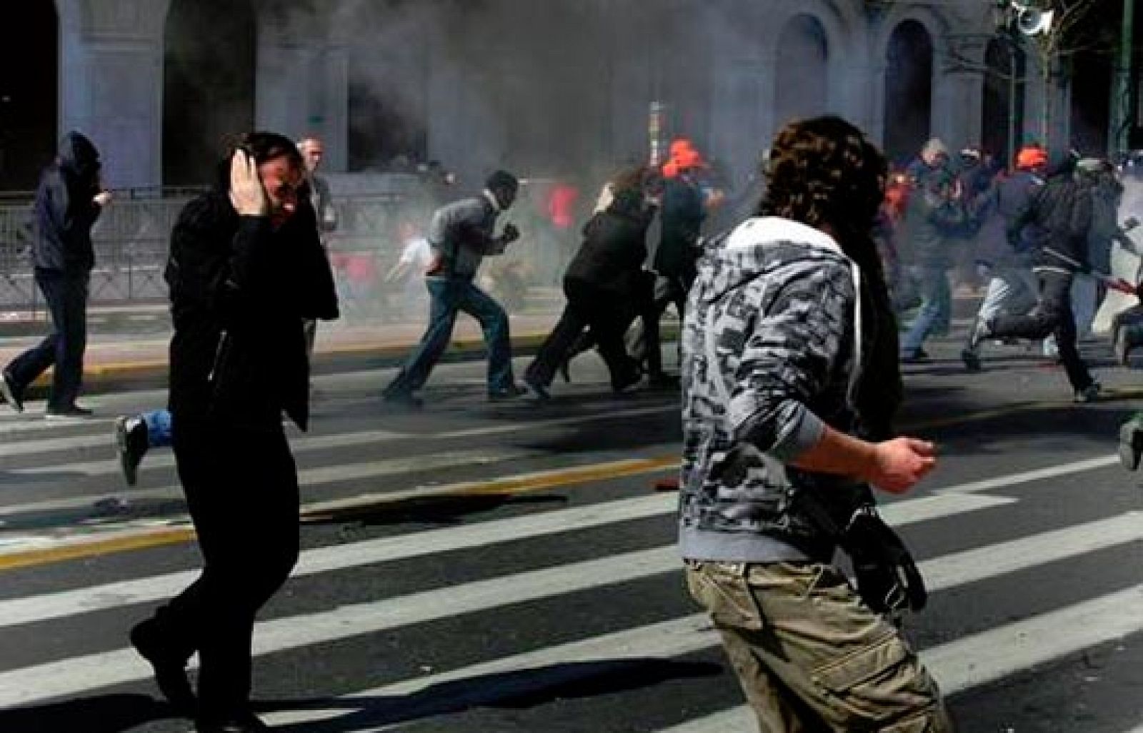 Es la última convocatoria de los sindicatos contra el plan de austeridad del gobierno socialista de Papandreu. La protesta ha dejado al país sin servicios y sin transportes. 
