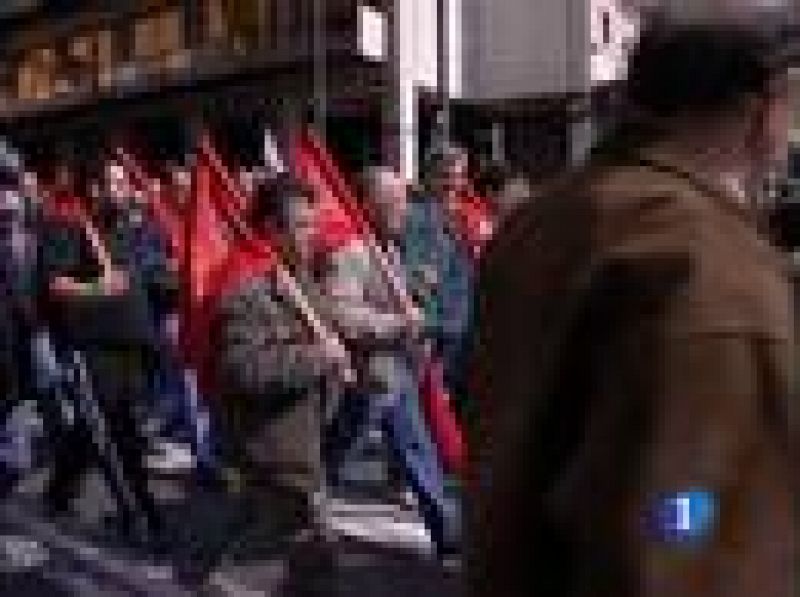 Es la última convocatoria de los sindicatos contra el plan de austeridad del gobierno socialista de Papandreu. La protesta ha dejado al país sin servicios y sin transportes. 