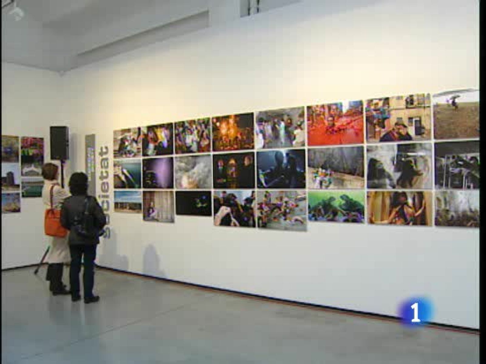 En Valencia, la Unión de Periodistas ha reinaugurado, en una galería independiente, la exposición que retiraron de un museo de la Diputación, después de que ese organismo eliminara 10 fotografías, varias de ellas relacionadas con el caso Gürtel. Al acto ha acudido el ex presidente del museo que dimitió cuando se quitaron las fotos. 