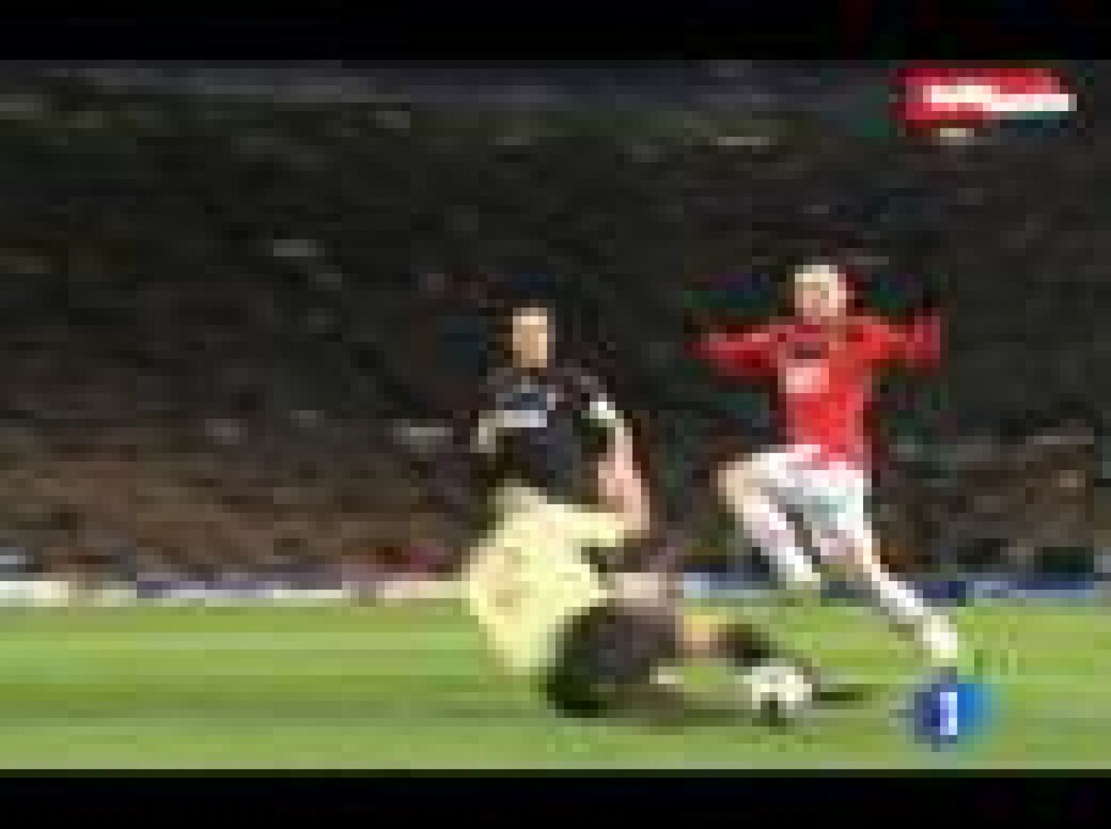 El Manchester United ha pasado a cuartos de la 'Champions' después de ganar por goleada al Milán (4-0). Wayne Rooney volvió a ser el azote de los italianos .