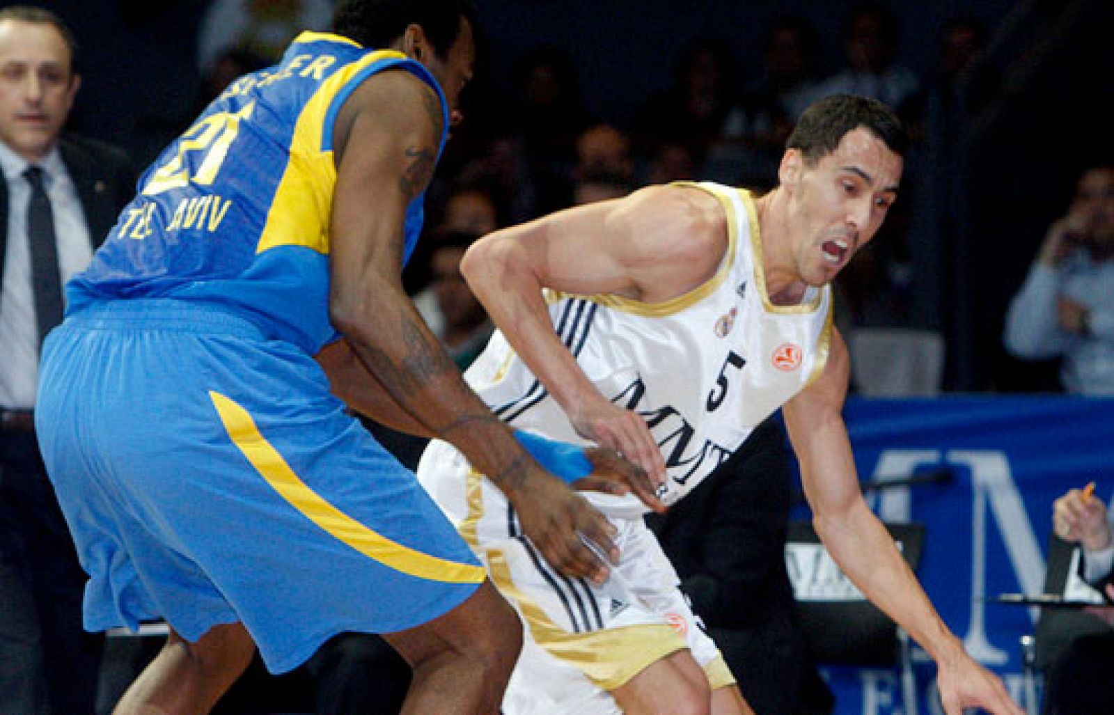 El Real Madrid perdió en Vistalegre por 64-66 ante el Maccabi y tendrá que enfrentarse contra el todopoderoso Barcelona en los cuartos de final de la Euroliga [Estadísticas]. Los de Messina tenían que ganar a los macabeos para terminar primeros de grupo y evitar a los azulgranas en los cruces. (11/03/2010).