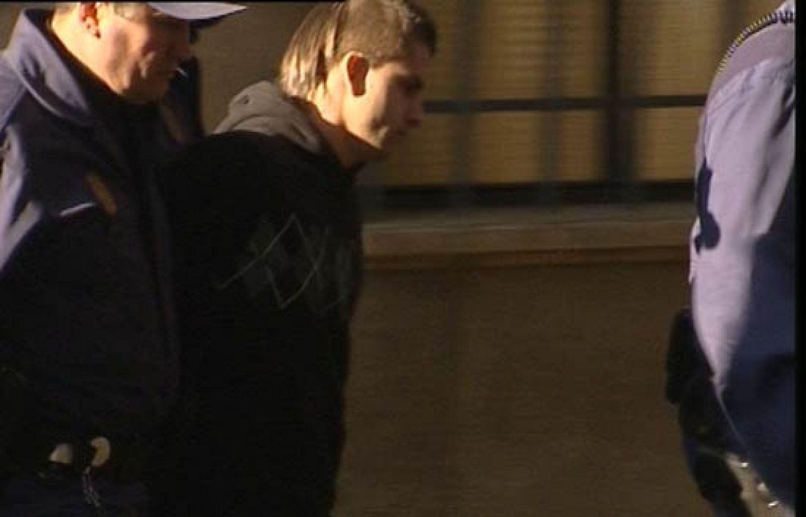 El asesino confeso de Marta del Castillo, Miguel C.D., ha sido increpado a su llegada a los Juzgados para asistir a la audiencia preliminar previa a la remisión de la causa al tribunal del jurado (12/03/10).