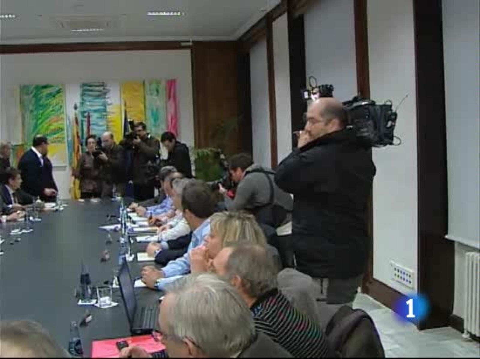 Han sido necesarias diez horas de negociación para que la dirección y el comité acercaran posturas en el convenio y el plan de ahorrro de la factoria de Figueruelas. Se perderán 900 puestos de trabajo, con jubilaciones y bajas voluntarias.