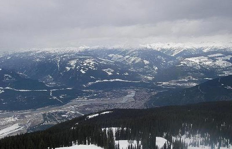  Una avalancha de nieve ha dejado tres muertos en una carrera ilegal de motos de nieve en Canadá.
