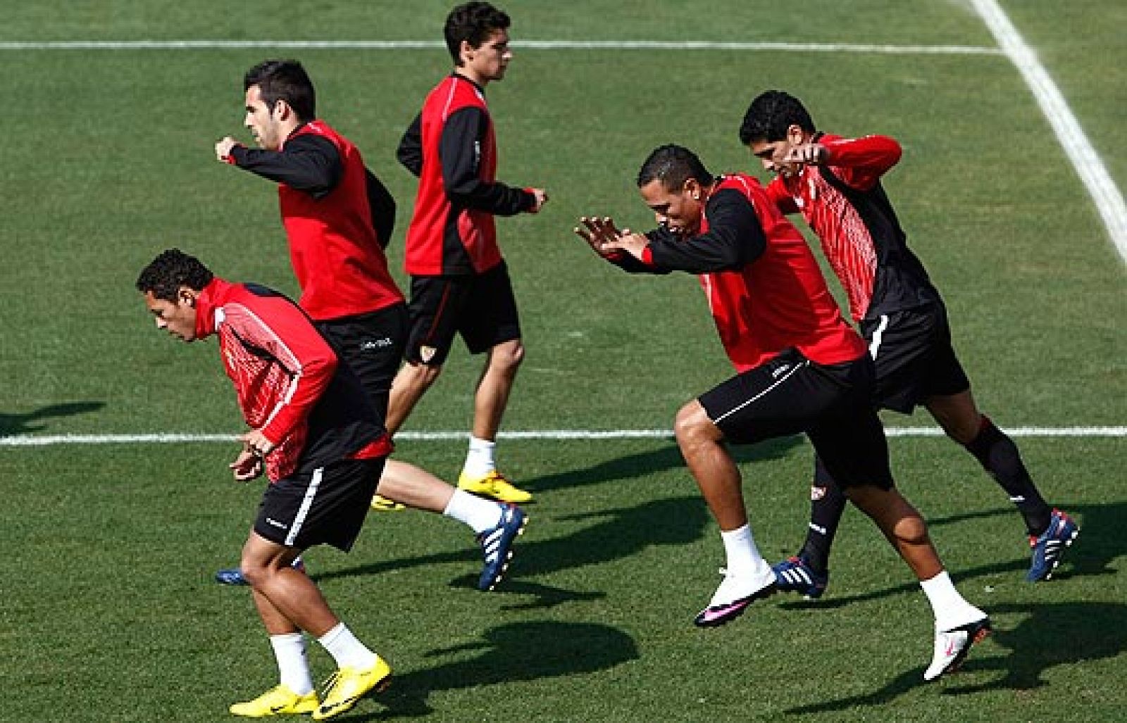 La plantilla del Sevilla ha realizado el último entrenamiento antes del partido vital ante el CSKA. Los de Jiménez, sabedores de que podrían hacer historia, se conjuran con la afición para alcanzar las semifinales.