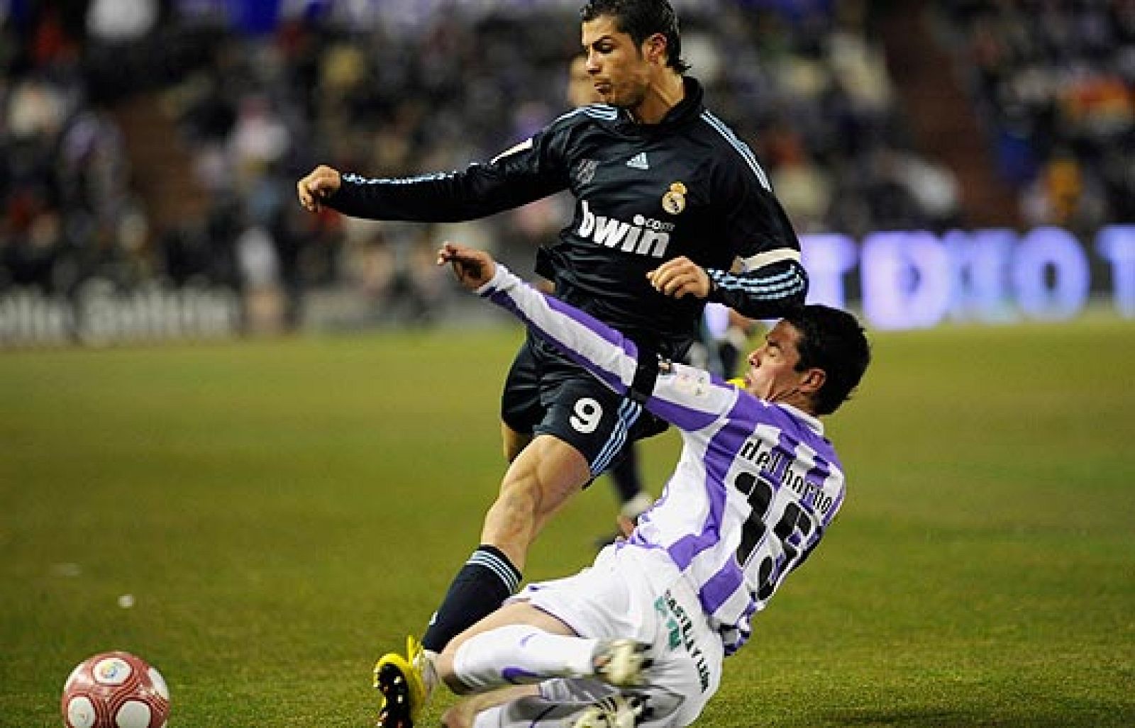  El partido de Zorrilla entre Valladolid y Real Madrid se recordará por el 'hat trick' de Higuaín y por las inumerables patadas que se dieron los jugadores de ambos equipos que se tradució en polémica.