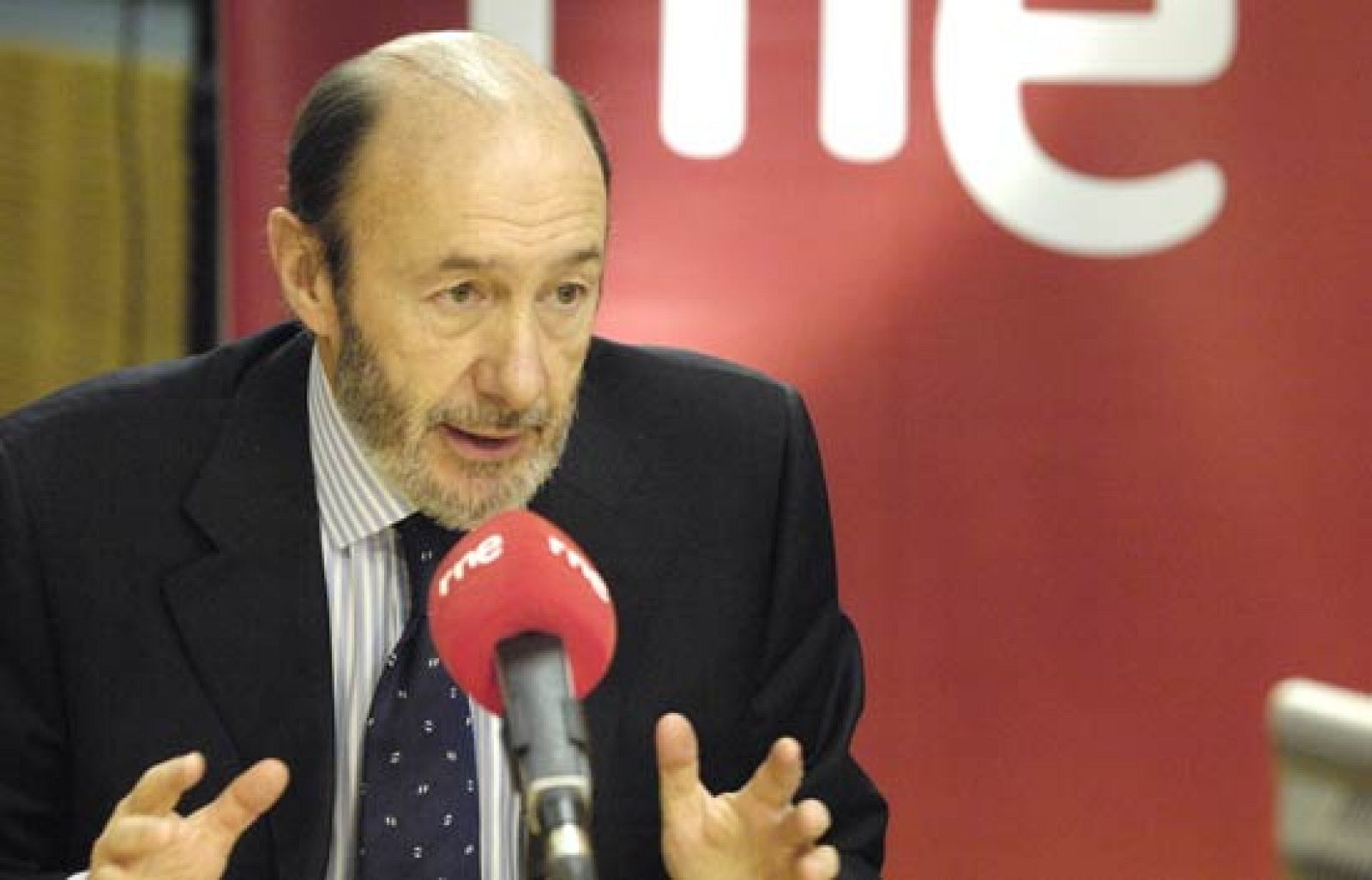 El ministro del Interior, Alfredo Pérez Rubalcaba, ha anunciado en RNE que hoy mismo dará la orden de que se emprendan acciones legales contra los que "han calumniado" o "han injuriado" a las Fuerzas de Seguridad del Estado en relación con la desaparición y muerte del etarra Jon Anza (16/03/10).