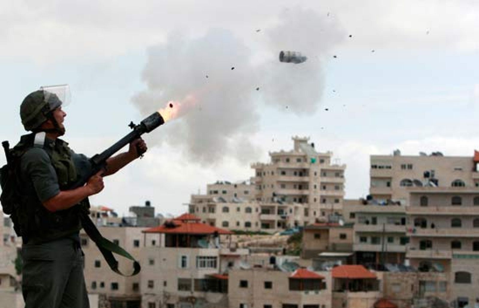 Los graves enfrentamientos entre palestinos e israelíes en Jerusalén han dejado medio centenar de heridos mientras EE.UU. retrasa la visita de su enviado especial por la tensión con Israel. 