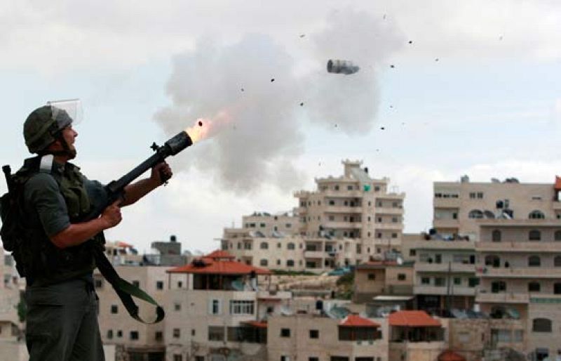 Los graves enfrentamientos entre palestinos e israelíes en Jerusalén han dejado medio centenar de heridos mientras EE.UU. retrasa la visita de su enviado especial por la tensión con Israel. 
