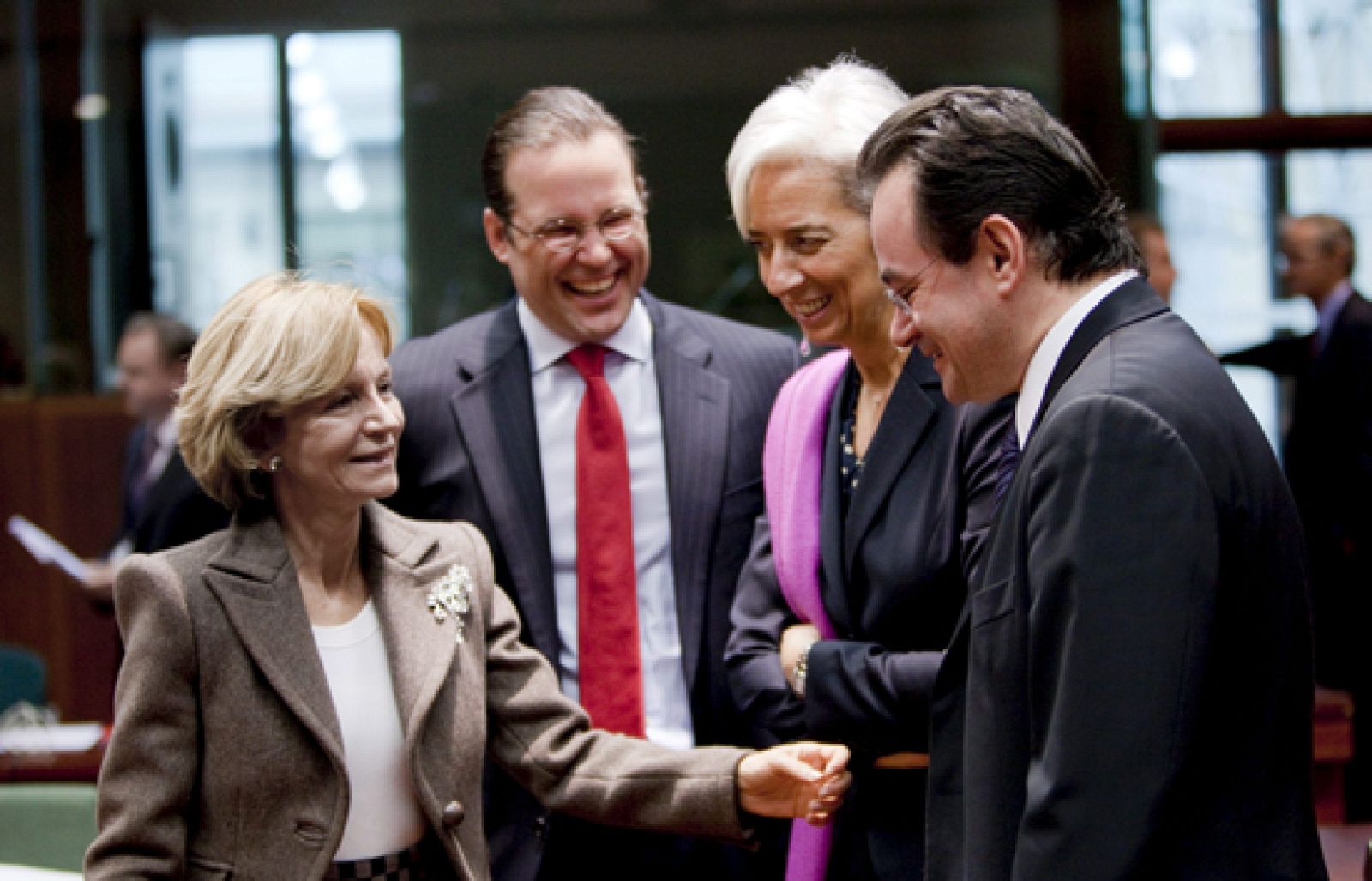 Los ministros de economía de la UE respaldan las medidas de ajuste que ha puesto en marcha Grecia | Ver