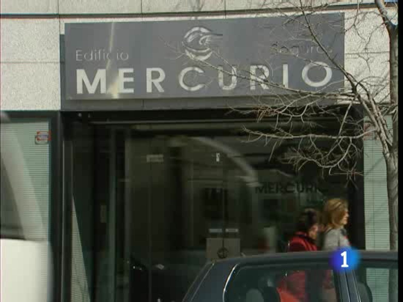 Ni los representantes políticos ni los sindicales cuestionan la presencia de Díaz Ferrán al frente de la patronal | Ver