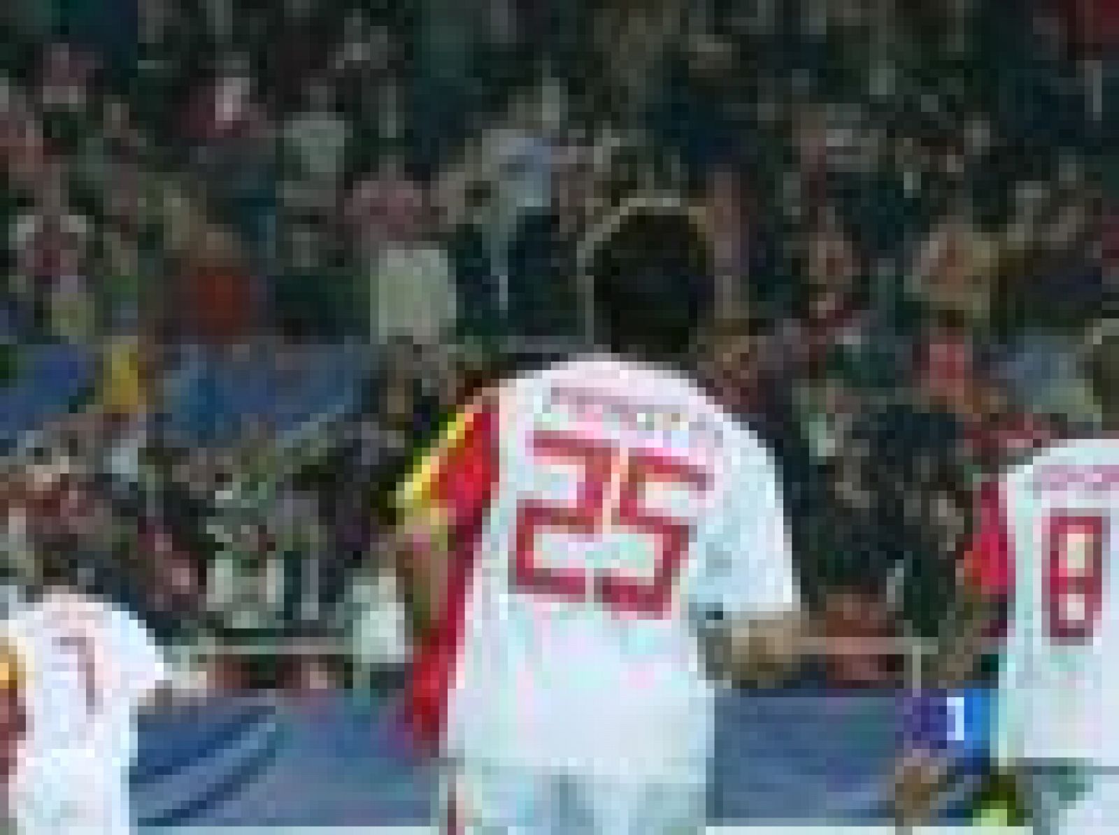 Apenas tres minutos después del gol del CSKA, Perotti se aprovechó de un balón de Navas para batir a Akinfeed con la puntera.