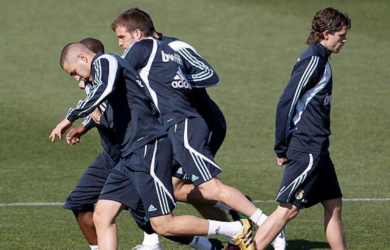 Tras su lesión, el francés Karim Benzema ya está recuperado y se ha integrado en el grupo en el entrenamiento del Real Madrid.