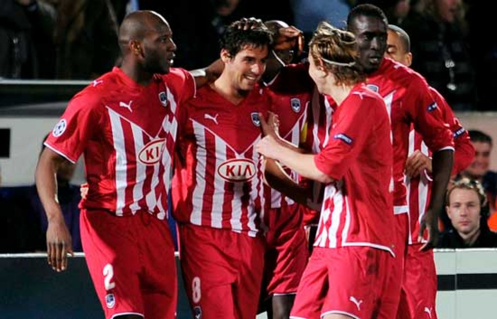 El Girondins de Burdeos logró la clasificación para los cuartos de final de la Liga de Campeones después de volver a imponerse (2-1) al  Olympiakos en el partido de vuelta de la eliminatoria, en un encuentro que pareció tener controlado con un gol en los primeros minutos pero que se complicó tras el empate y la expulsión de Alou Diarra (17/03/2009). 