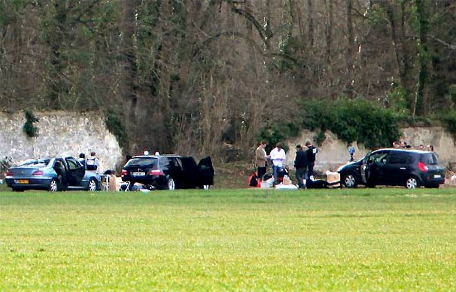 El presidente francés, Nicolas Sarkozy, expresó este martes sus  condolencias por la muerte del policía Jean-Serge Nerin a manos de  ETA y su confianza en que el resto de los miembros del comando de la  banda terrorista sorprendidos ayer al sur de París sean detenidos  rápidamente y "duramente castigados".