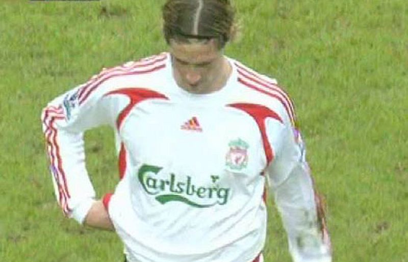 El Manchester United goleó al Liverpool por 3-0 y agüó el debut de Fernando Torres en Old Trafford con la camiseta del Liverpool.