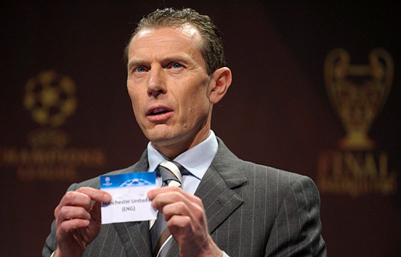 Emilio Butragueño, como embajador de la final de Madrid, fue el encargado de escoger las bolas del sorteo.