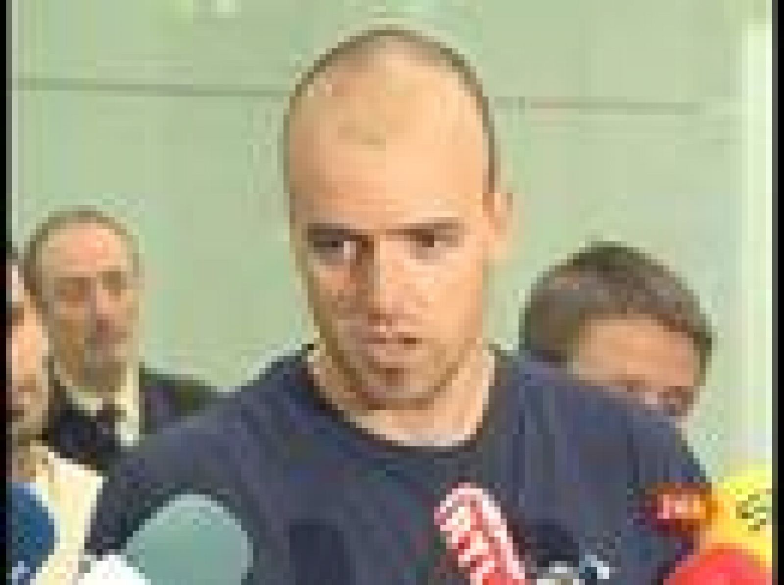 Los bomberos confundidos con etarras llegan a casa | Ver