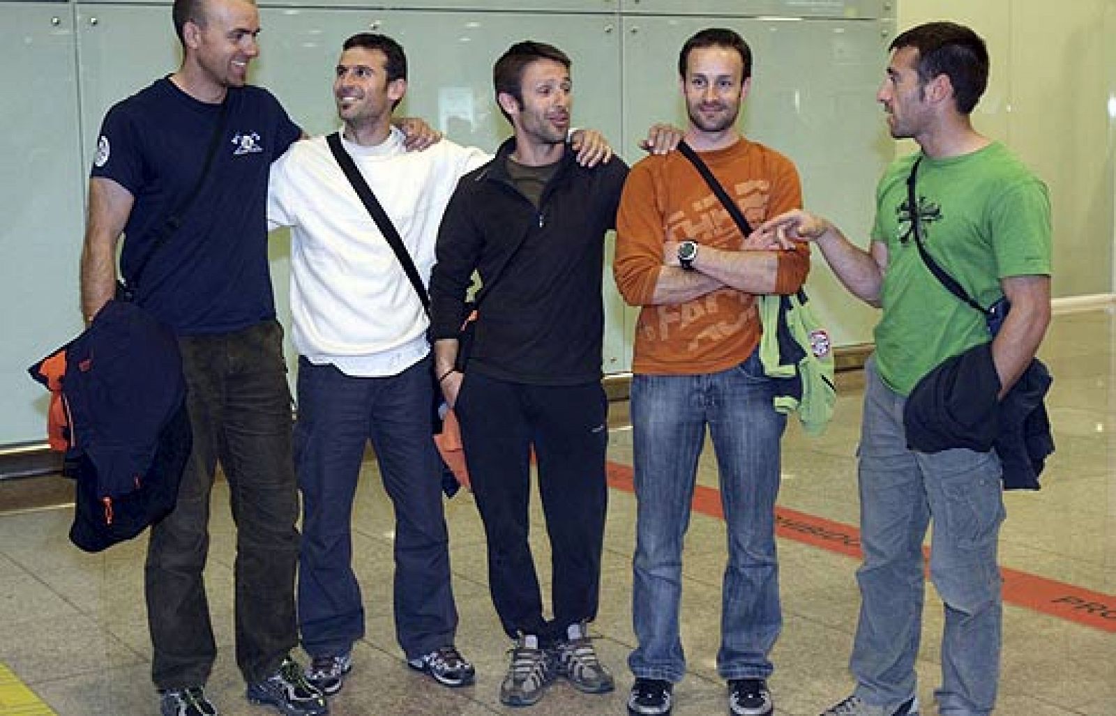 Los bomberos de la Generalitat que fueron confundidos con miembros de ETA han asegurado que las autoridades francesas les han tratado bien a su llegada al aeropuerto de El Prat. 