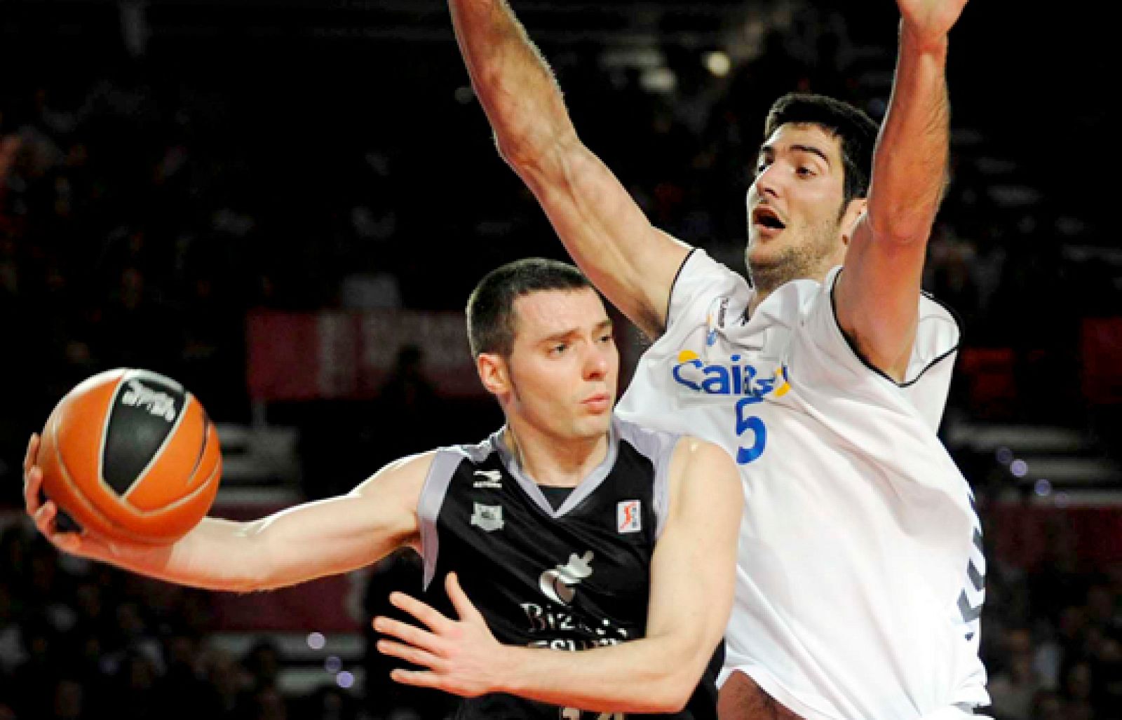 Bilbao Basket 63 - 60 Cajasol - Baloncesto en RTVE | Ver