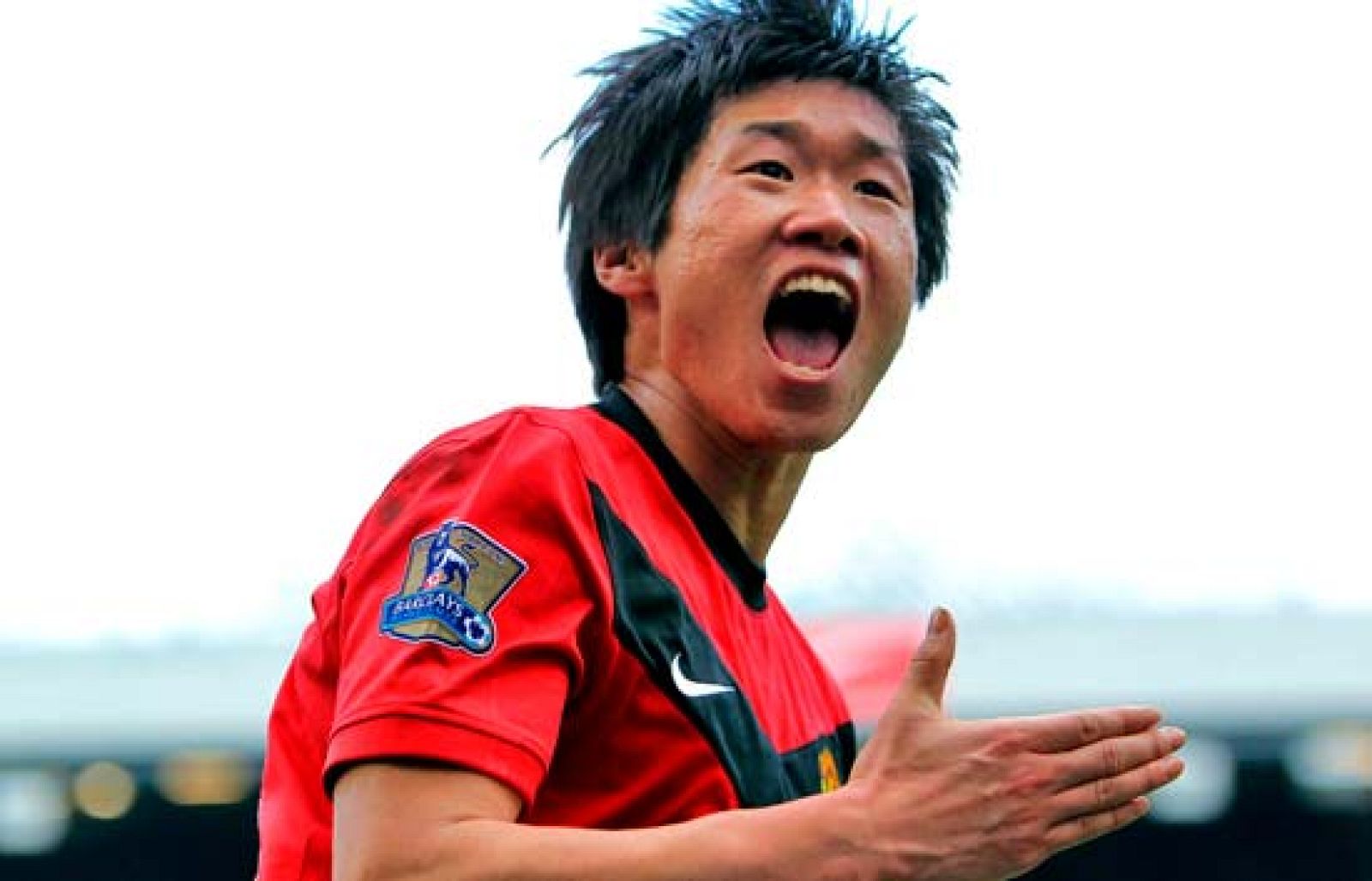 El coreano park se 'cuela' en el duelo entre Rooney y Torres para marcar el gol de la victoria ante el Liverpool. El Manchester United se impone ante los 'reds' por 2-1, y los de Benítez ven más lejos los puestos de Champions.  