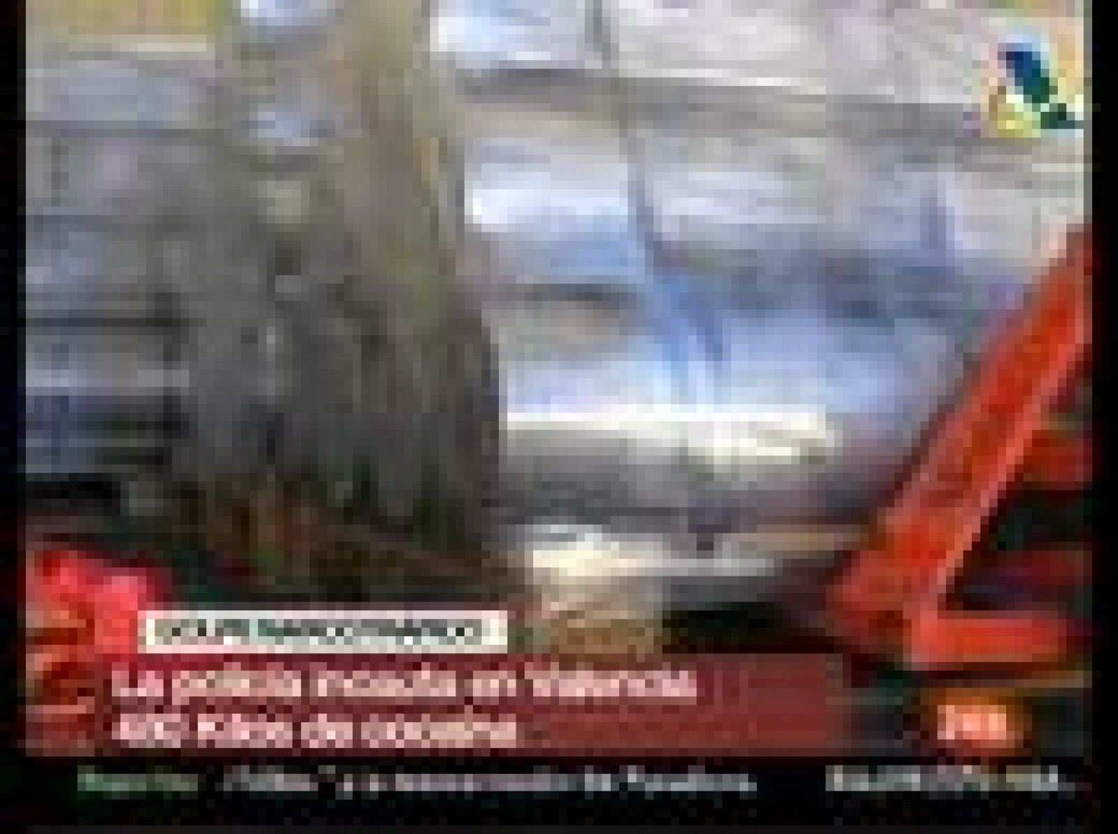 La Policía se ha incautado en el Puerto de Valencia de 480 kilos de cocaína de gran pureza que estaban camuflados en el interior de cilindros de aluminio procedentes de Buenos Aires (22/03/10).