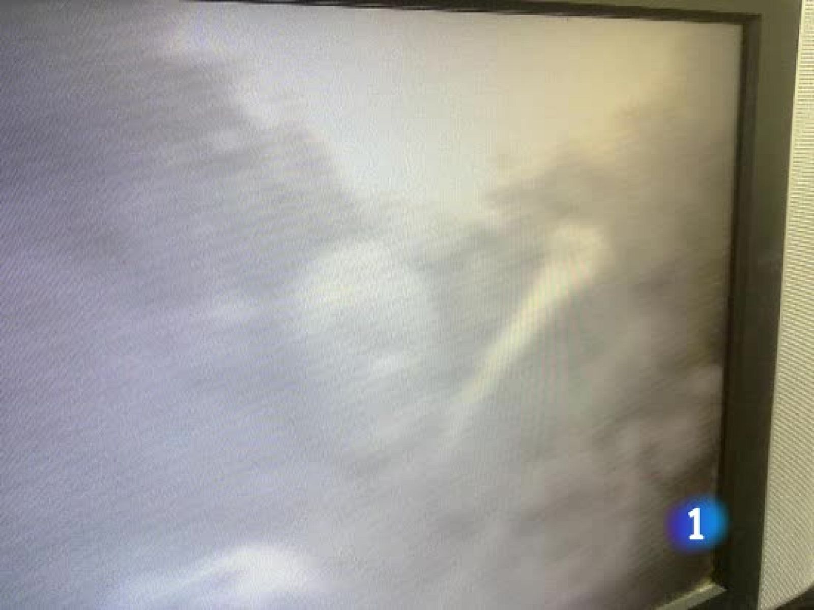 La Policía Nacional intenta extraer una bolsa con huesos humanos localizada por una cámara en un pozo de Jinámar, en Gran Canaria.Cuando lo consigan comprobarán si los restos son o no de la joven Sara Morales, que desapareció cerca de allí hace cuatro años. De momento llegar al fondo del pozo no está resultando fácil.