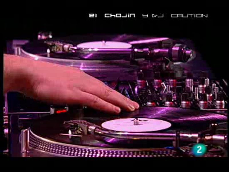   El rapero El Chojin repasa en La 2 Noticias la actualidad de la semana. La muerte de Delibes, los abusos sexuales de una parte del clero católico, la subida del IVA y el debate de los toros, en su particular visión de lo que sucede. 