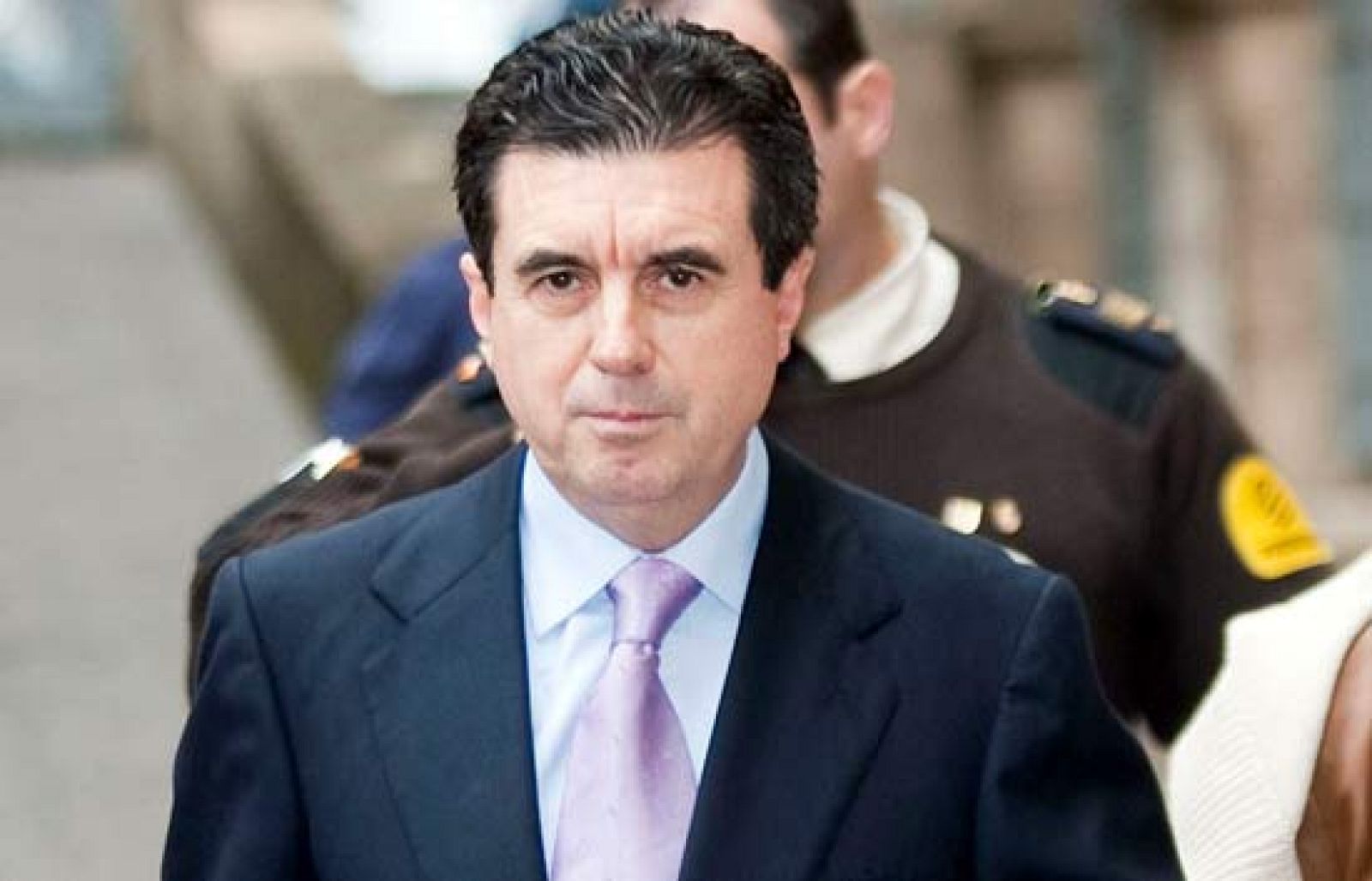 El ex president balear Jaume Matas, a su llegada a los juzgados de Palma para declarar como imputado por el caso Palma Arena, acompañado por su mujer y su abogado Rafael Perera. Matas ha sido abucheado por un grupo de ciudadanos (23/03/10).