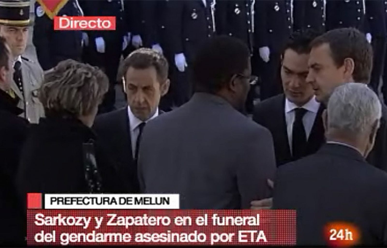 Sarkozy y Zapatero saludan a la familia del policía asesinado