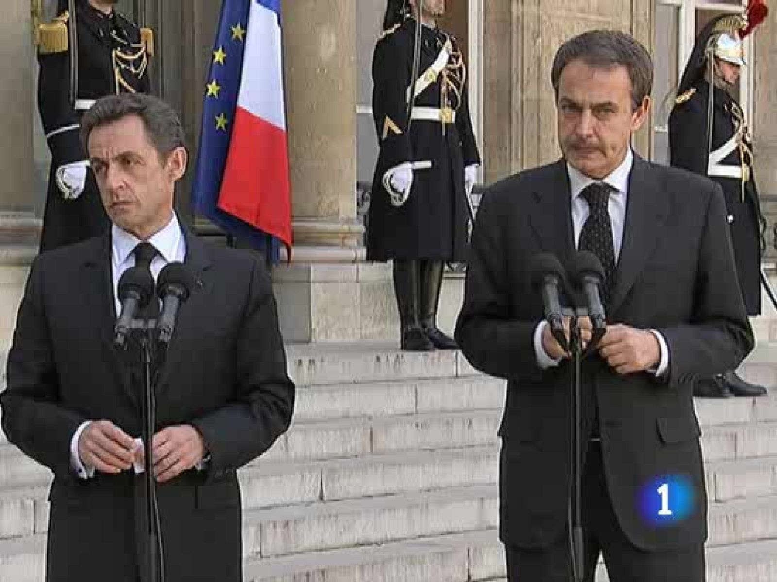 Antes del funeral, Sarkozy ha recibido a Rodríguez Zapatero en el Elíseo. Después de almorzar juntos, han hecho unas declaraciones en las que ambos han reiterado su lucha contra ETA.