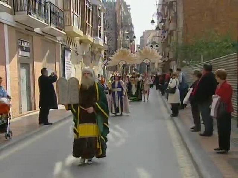 La Semana Santa arranca con gran cantidad de procesiones en Cartagena, donde destacan las celebraciones del Domingo de Ramos. Miles de niños de la Cofradía California toman parte en la procesión.