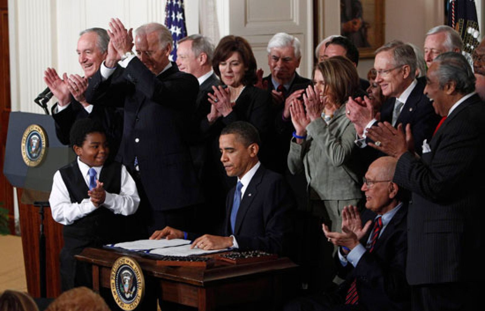 Obama ratifica con su firma la reforma sanitaria | Ver