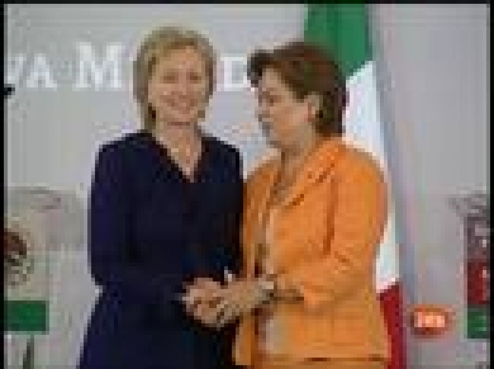 La secretaria de Estado norteamericana, Hillary Clinton, revisa este martes en la capital mexicana con su homóloga Patricia Espinosa, la estrategia conjunta contra el crimen organizado para intentar estrechar la cooperación en materia de seguridad, ya que la guerra contra el narcotráfico no ha conseguido frenar el mortífero poder de los cárteles en la frontera compartida por ambos países.