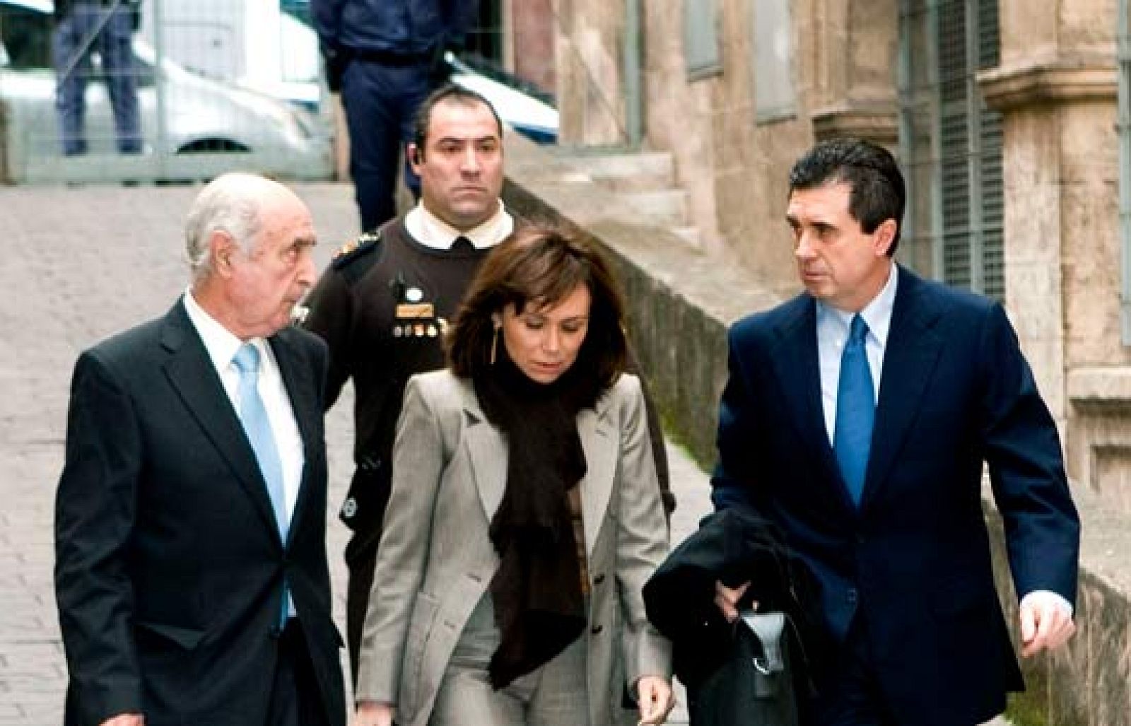 Nuevo abucheo para Matas al llegar al juzgado | Ver