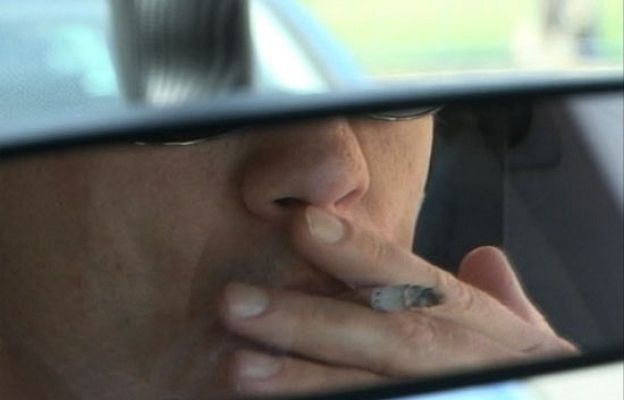 Prohibir fumar en los automóviles