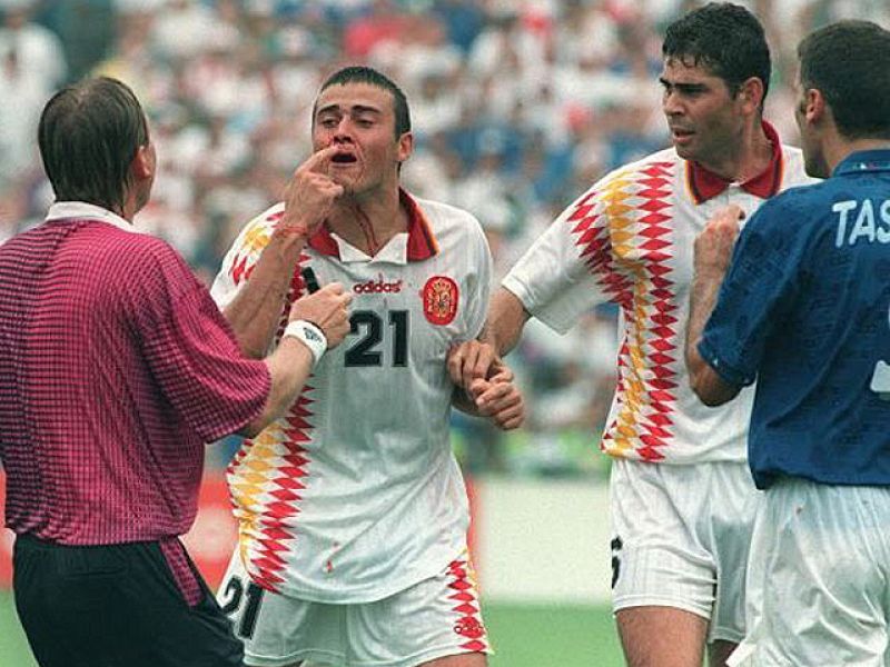 En el Mundial de Estados Unidos Espaa volvi a caer en cuartos de final pese a jugar su mejor partido, ante Italia. El rostro ensangrentado de Luis Enrique por un codazo de Tassoti resumi el sentir de los espaoles.  