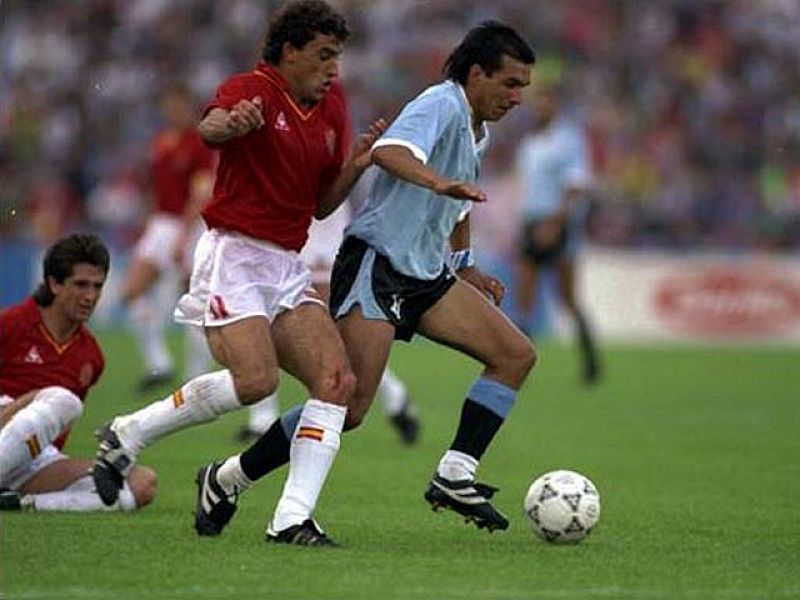 Despu�s de recibir duras cr�ticas por el debut ante Uruguay (0-0) un triplete de M�chel ante Corea devolvi� la esperanza en el Mundial de 1990.  