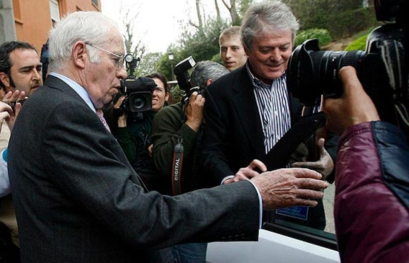 El presidente del Sevilla ha ofrecido a Luis Aragonés un contrato hasta final de temporada con importantes pluses por objetivos, pero el 'Sabio' de Hortaleza quiere firmar por una temporada más. Ambos se han dado 24 horas para decidir su futuro.