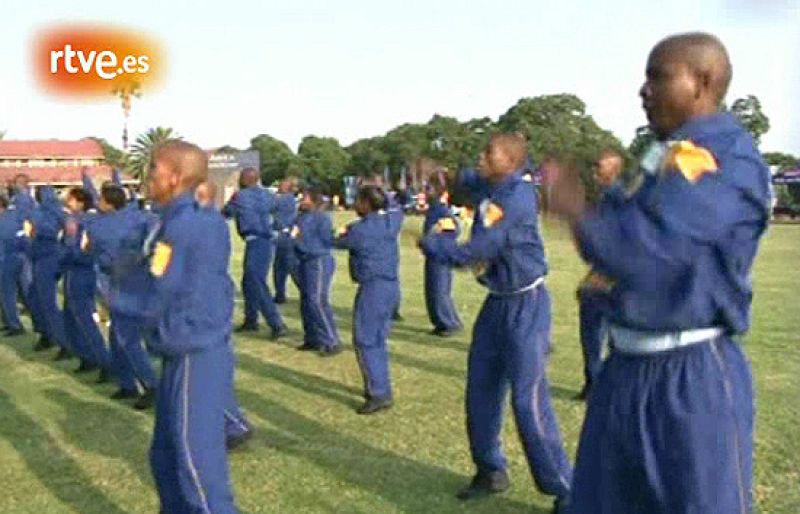  Sudáfrica pone en forma a sus policías para el Mundial ya que la mayoría de ellos no están preparados físicamente para recibir a los aficionados.
