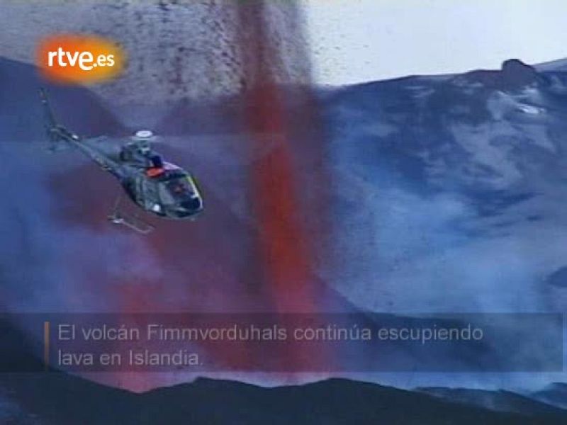 El volcán Eyjafjallajokull está situado entre dos glaciares en el sur de Islandia. El pasado domingo entraba en erupción obligando a la evacuación de las granjas y localidades vecinas. El contacto del magma con el hielo del glaciar provocó el pasado 