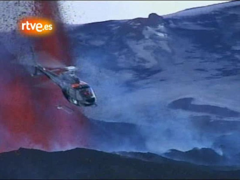 El volcán Eyjafjallajokull está situado entre dos glaciares en el sur de Islandia. El pasado domingo entraba en erupción obligando a la evacuación de las granjas y localidades vecinas. El contacto del magma con el hielo del glaciar provocó el pasado