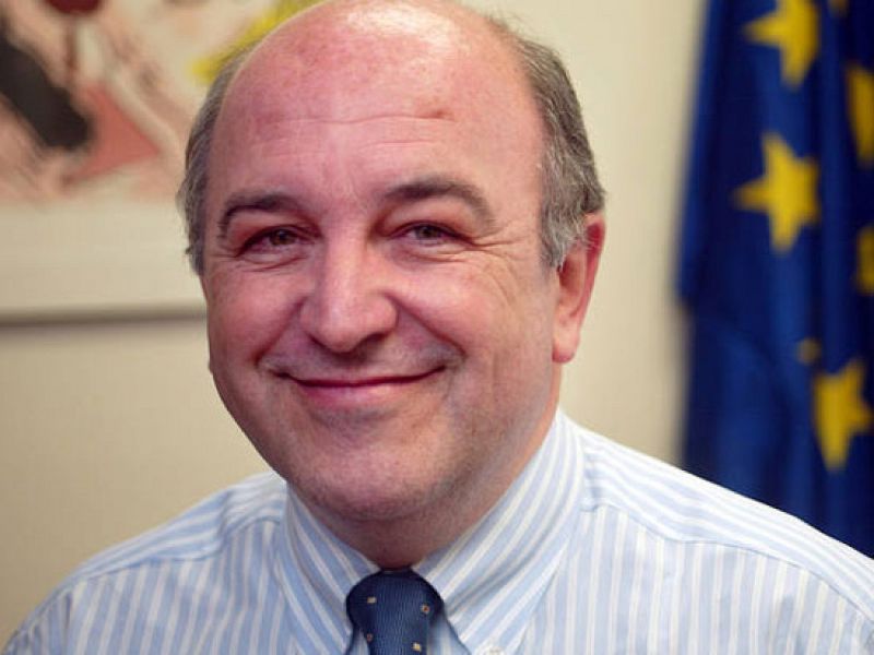  El Comisario de Competencia, Joaquín Almunia, ha dicho en 'La noche en 24 horas' que una solución para ayudar a Grecia exclusivamente Europea hubiera sido mejor.  