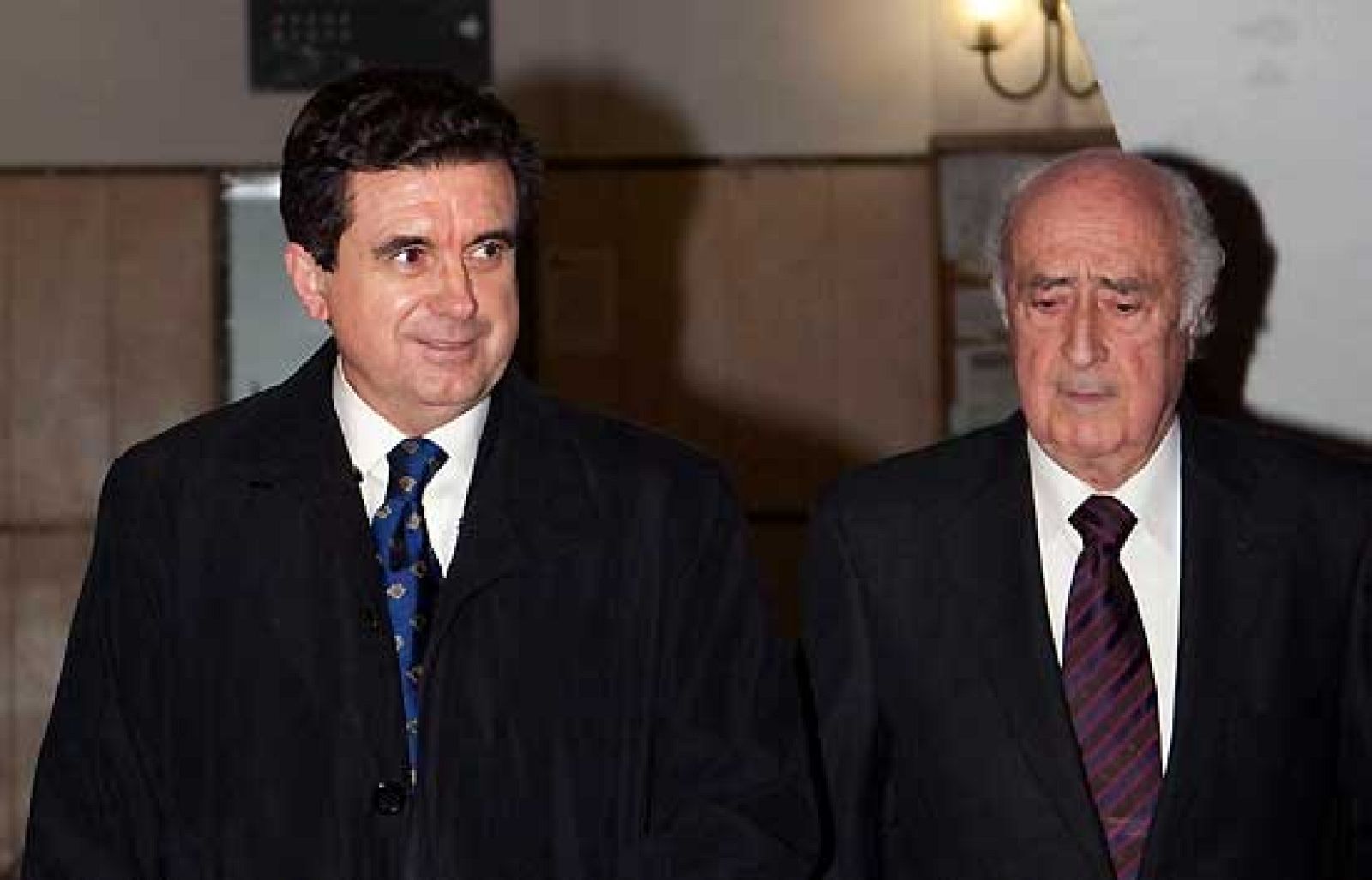 Los fiscales anticorrupción pedirán este viernes medidas cautelares para el ex presidente de Baleares Jaume Matas y su cuñado Fernando Areal por delitos de corrupción en el caso Palma Arena. No las solicitarán para la esposa de Matas, Maite Areal, y su amigo y supuesto testaferro Bartomeu Reus, ex presidente de Gesa-Endesa, también imputados en el caso.